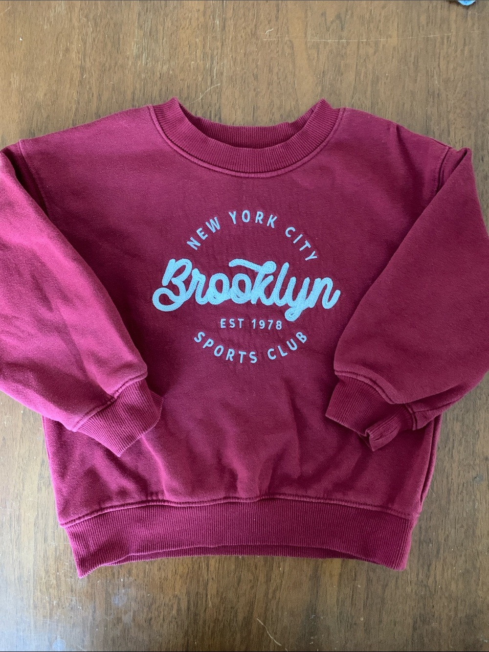 🫐3/$30 H&M Maroon 'Brooklyn' Crewneck Sweatshirt with Light Blue Script size 2-4